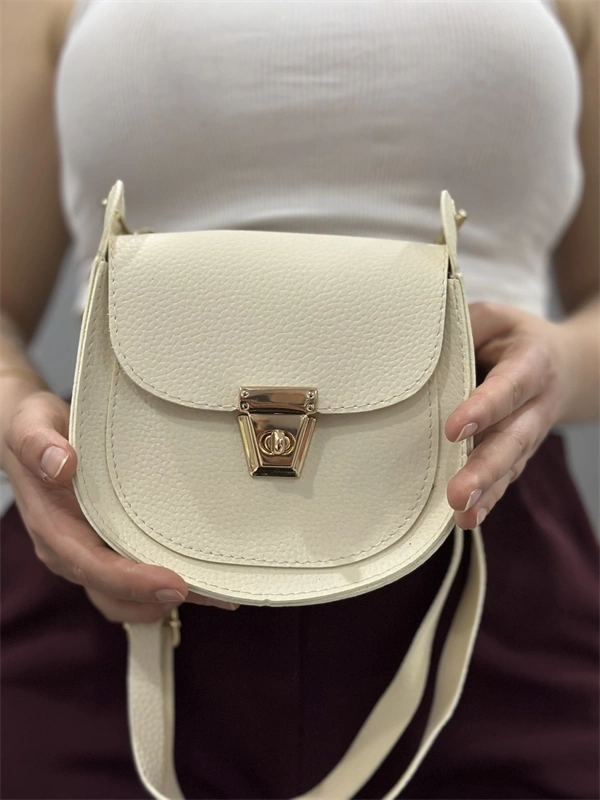 Klasik kapaklı bej cilt çanta