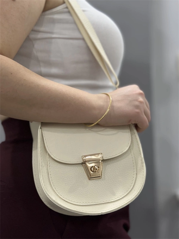 Klasik kapaklı bej cilt çanta