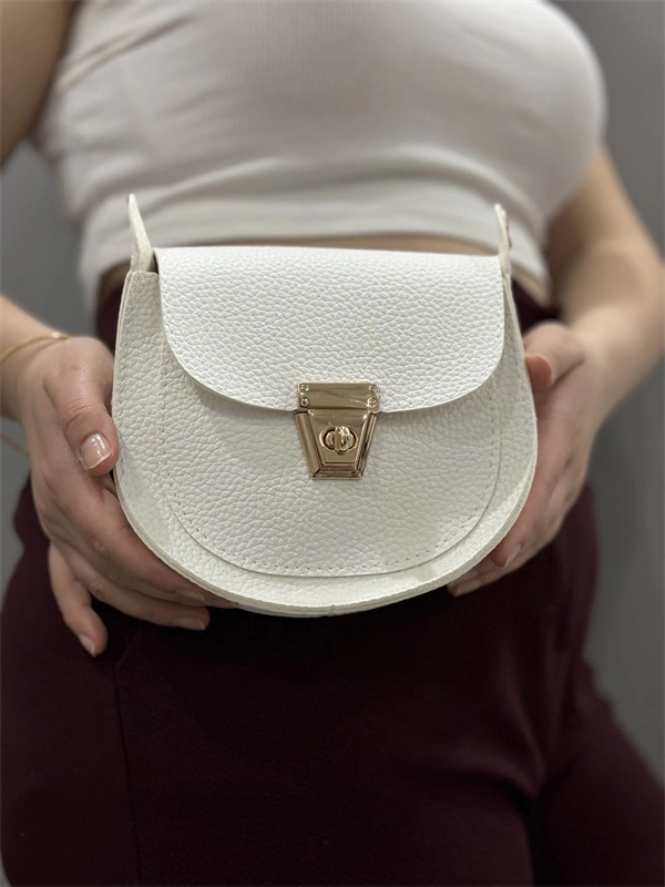 Klasik kapaklı beyaz cilt çanta