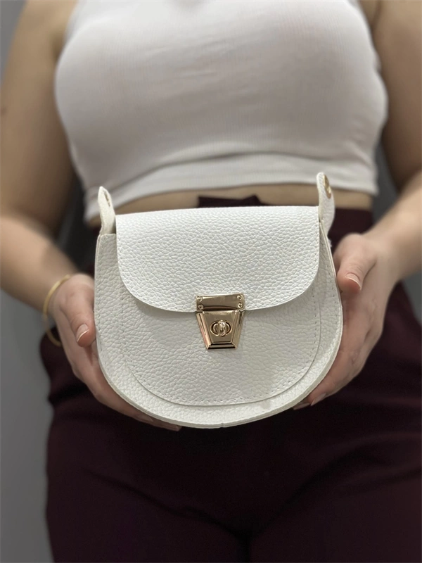 Klasik kapaklı beyaz cilt çanta