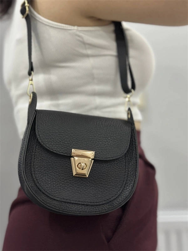 Klasik kapaklı siyah cilt çanta