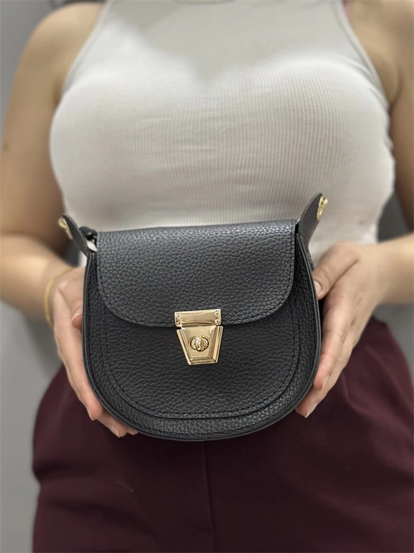 Klasik kapaklı siyah cilt çanta