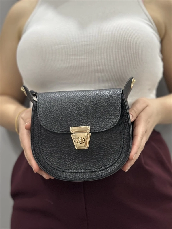 Klasik kapaklı siyah cilt çanta