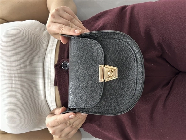 Klasik kapaklı siyah cilt çanta