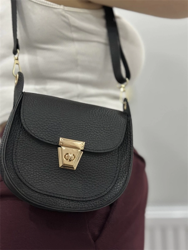 Klasik kapaklı siyah cilt çanta