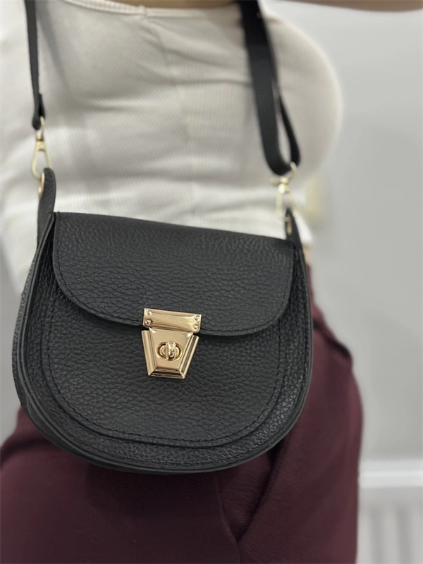 Klasik kapaklı siyah cilt çanta