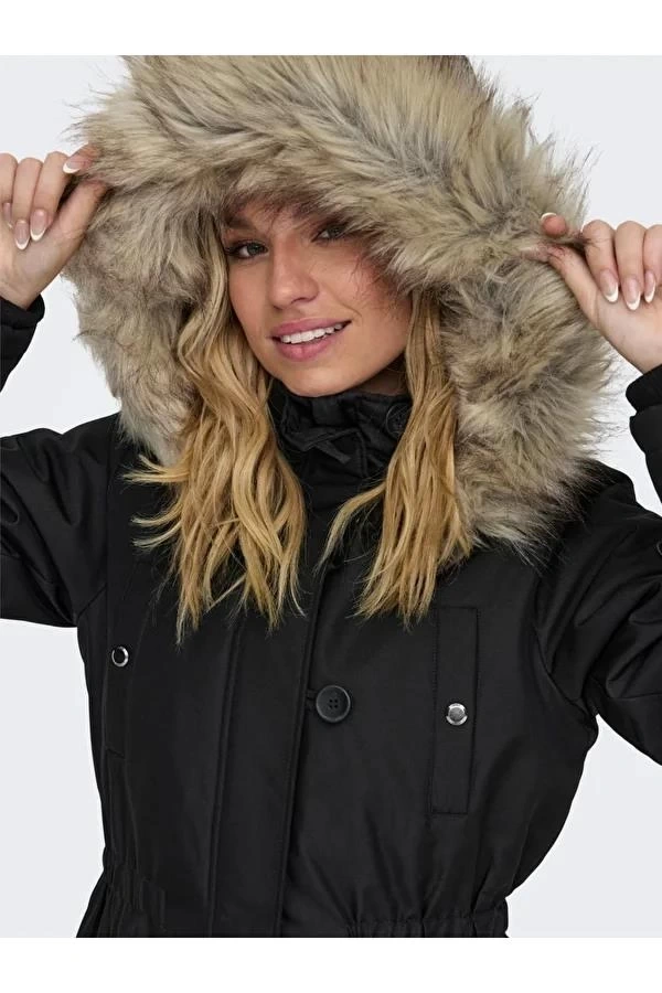 Kürklü Kadın Parka