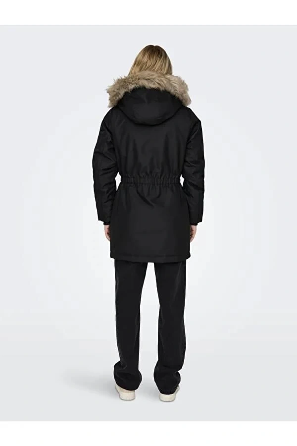 Kürklü Kadın Parka