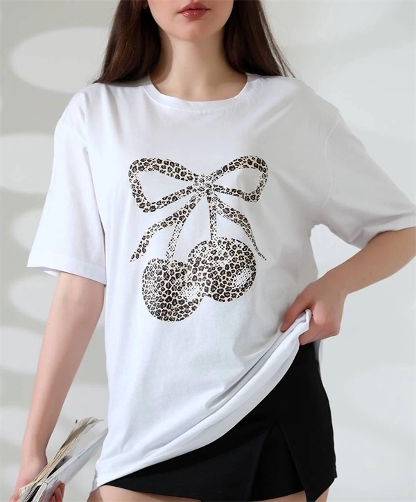 Leopar Desenli kiraz Baskılı Kadın T-Shirt