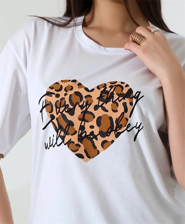 Leopar kalp Baskılı Kadın T-Shirt