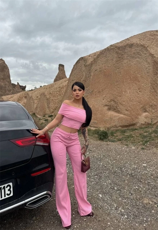 Madonna yaka bol paça pantolonlu takım