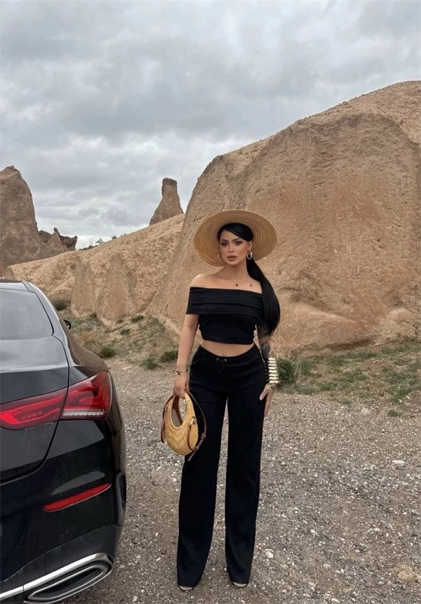 Madonna yaka bol paça pantolonlu takım