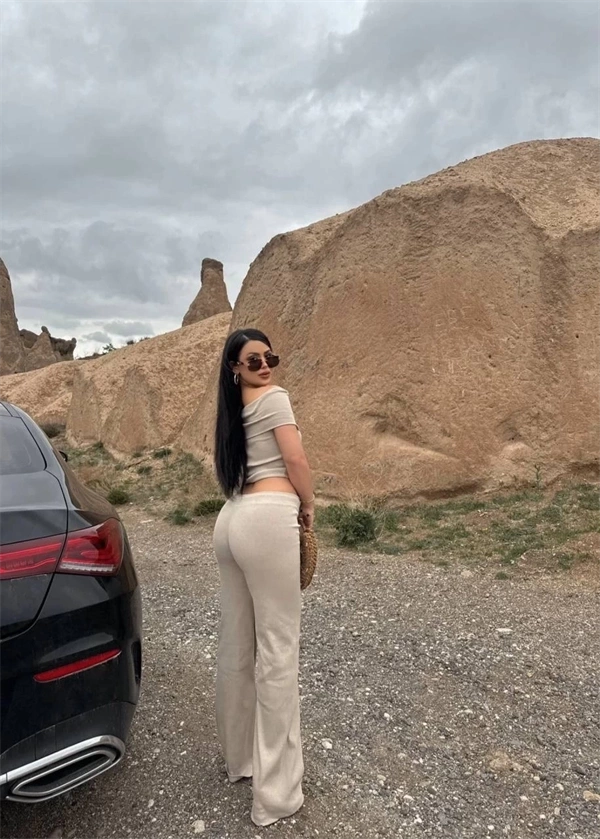 Madonna yaka bol paça pantolonlu takım