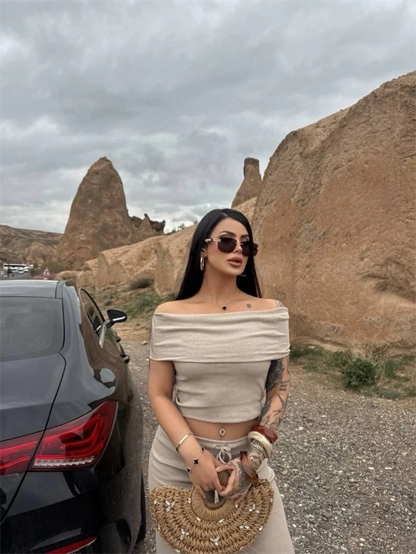 Madonna yaka bol paça pantolonlu takım