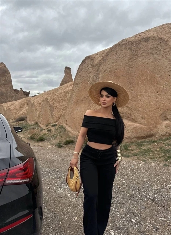 Madonna yaka bol paça pantolonlu takım