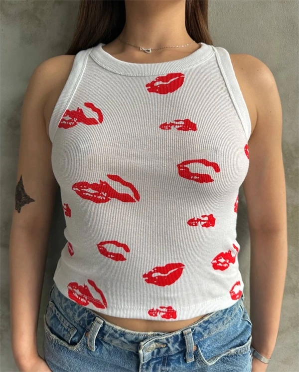 Öpücük baskılı bluz