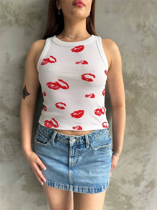 Öpücük baskılı bluz