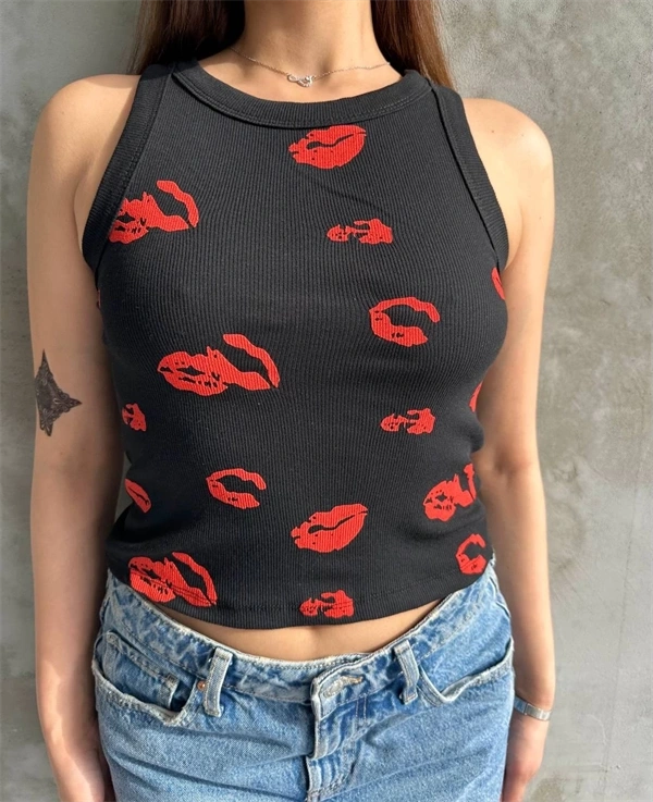 Öpücük baskılı bluz