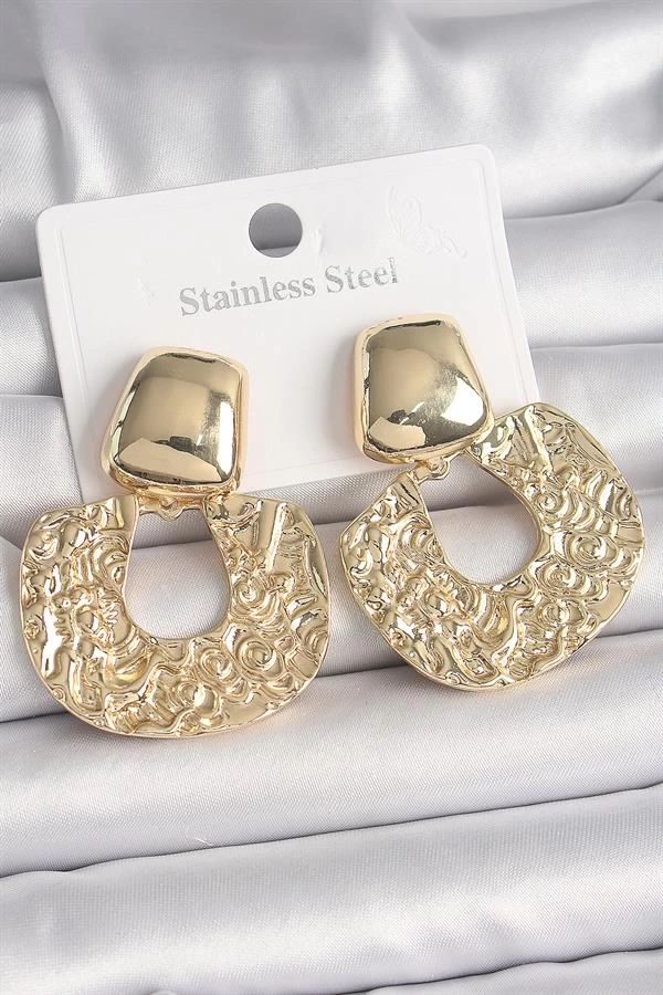 Pirinç Gold Renk Sallantı İşlemeli Plaka Model Kadın Küpe