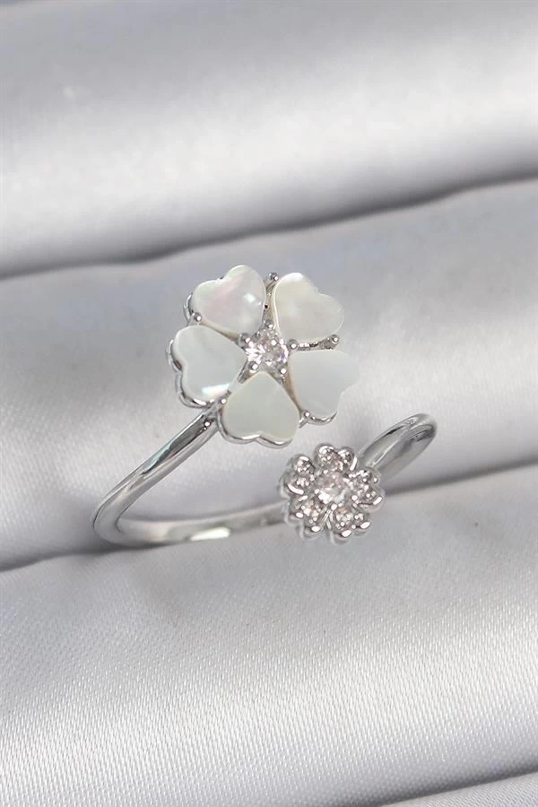 Pirinç Gümüş Renk Beyaz Mineli Çiçek Model Zirkon Taş Detay Kadın Yüzük