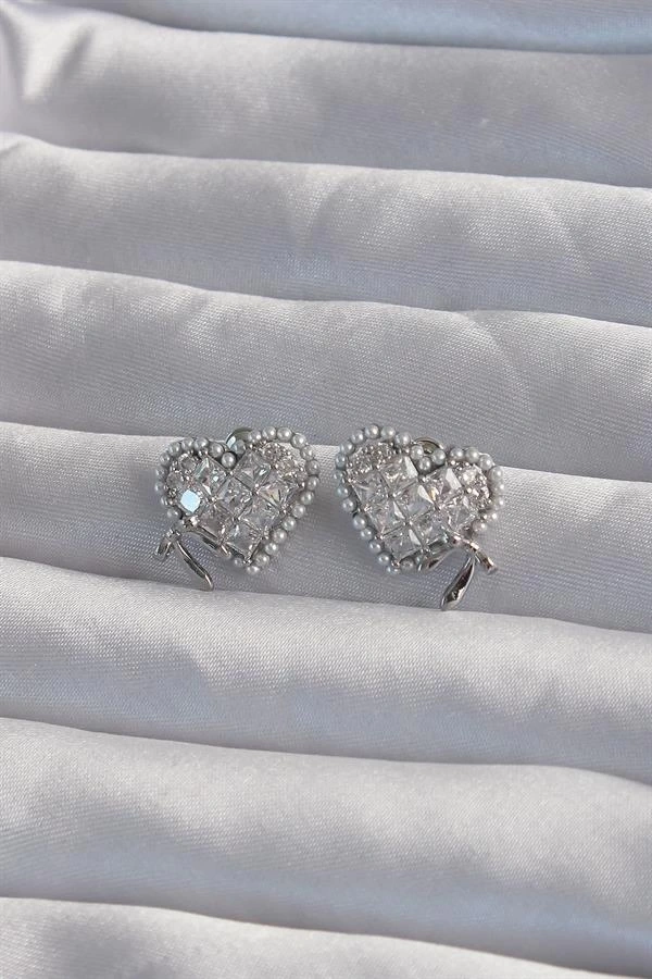 Pirinç Gümüş Renk Fiyonk Detay İncili Zirkon Taşlı Kalp Küpe