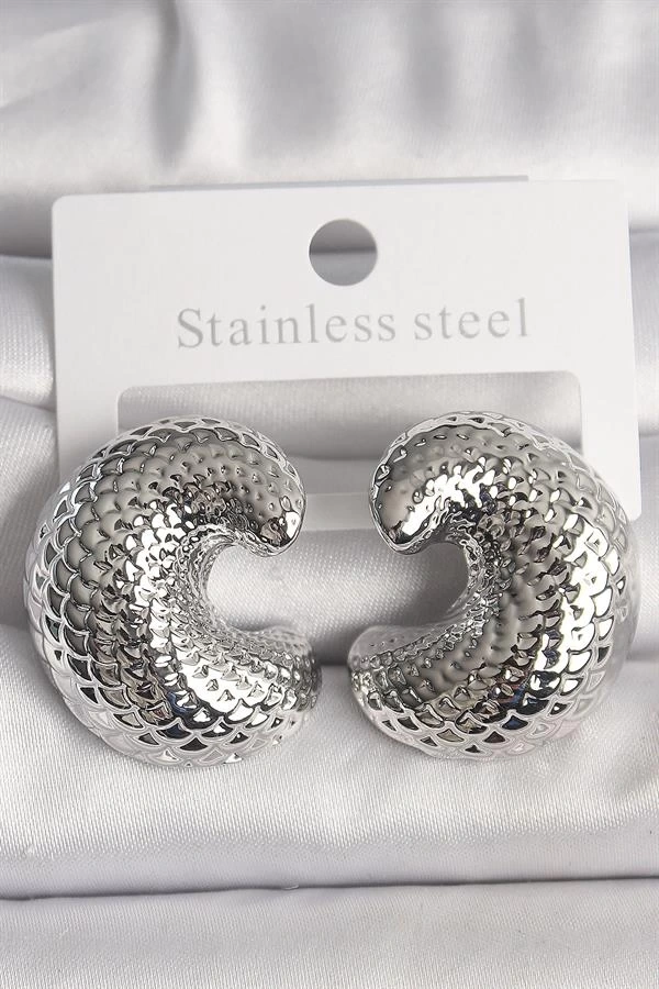 Pirinç Gümüş Renk Yılan Sırtı İşlemeli Yarım Halka Model Kadın Küpe