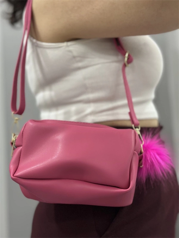 Ponpon fuşya cilt çanta