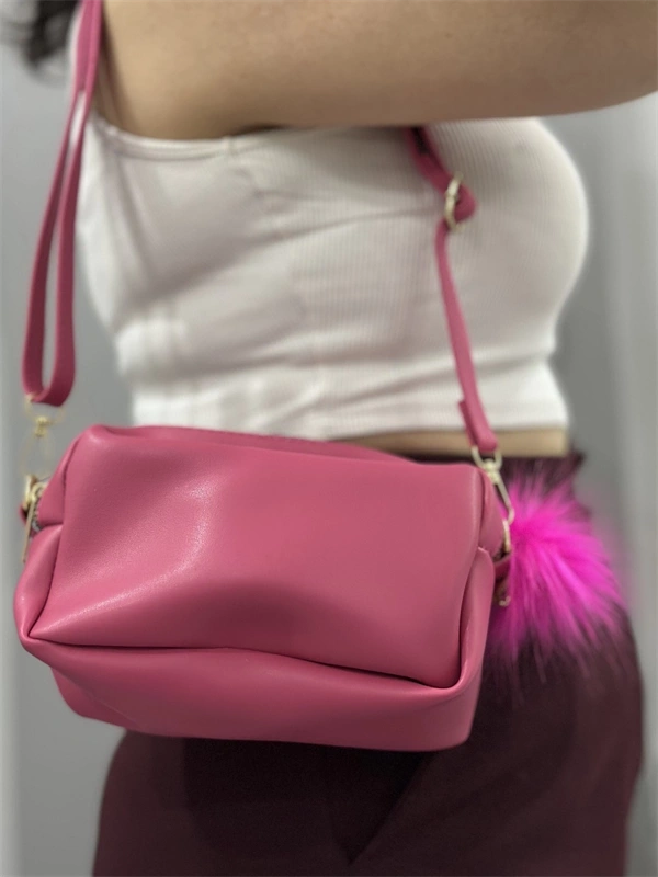 Ponpon fuşya cilt çanta