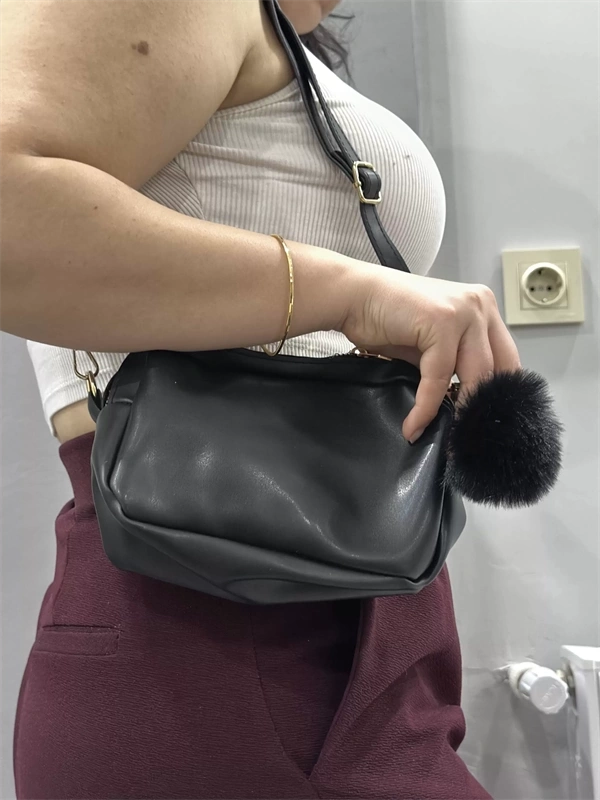 Ponpon siyah cilt çanta