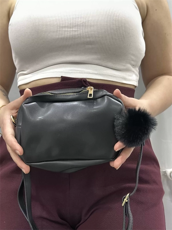 Ponpon siyah cilt çanta