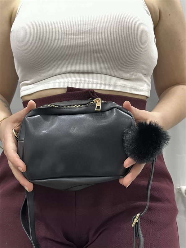 Ponpon siyah cilt çanta
