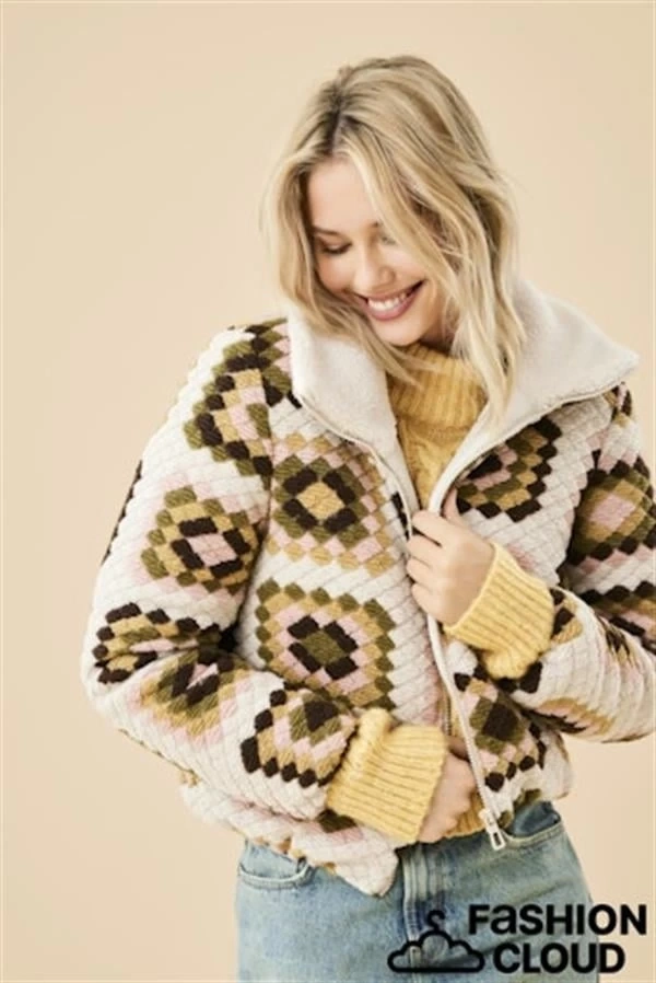 Şıklık Ve Zerafetiyle Göz Alıcı Kadın Ceket