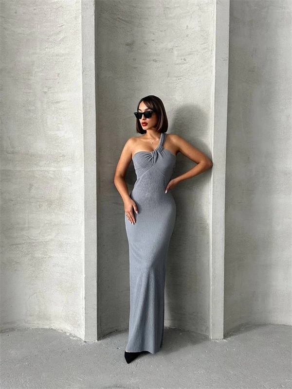 Tek omuz pliseli elbise