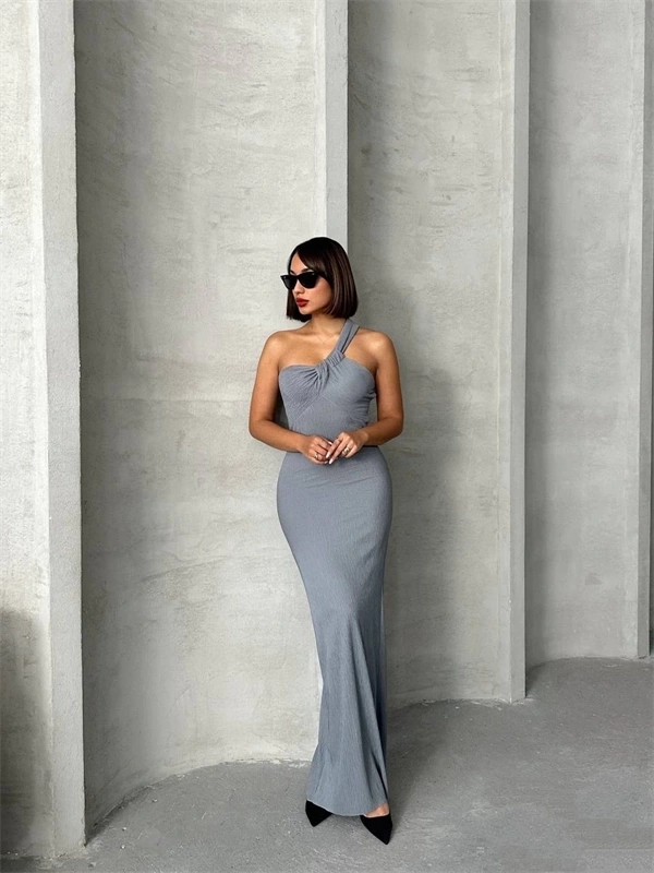 Tek omuz pliseli elbise