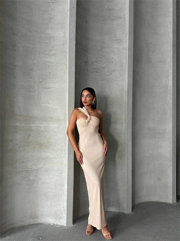 Tek omuz pliseli elbise