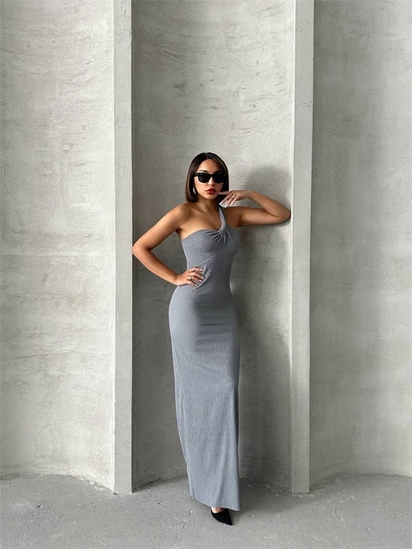 Tek omuz pliseli elbise