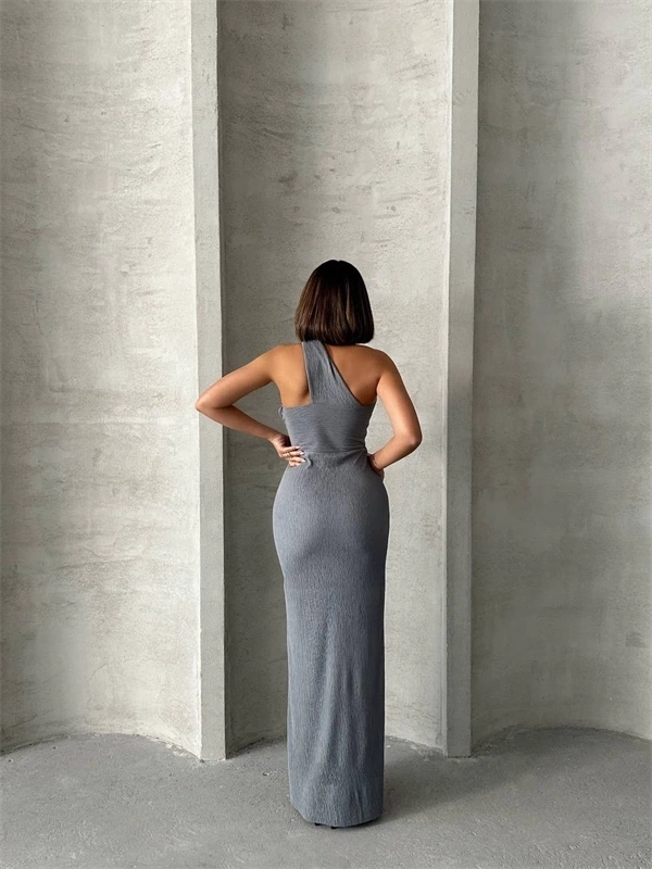 Tek omuz pliseli elbise