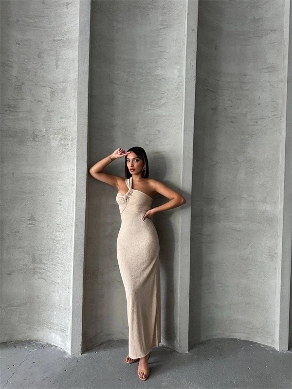 Tek omuz pliseli elbise