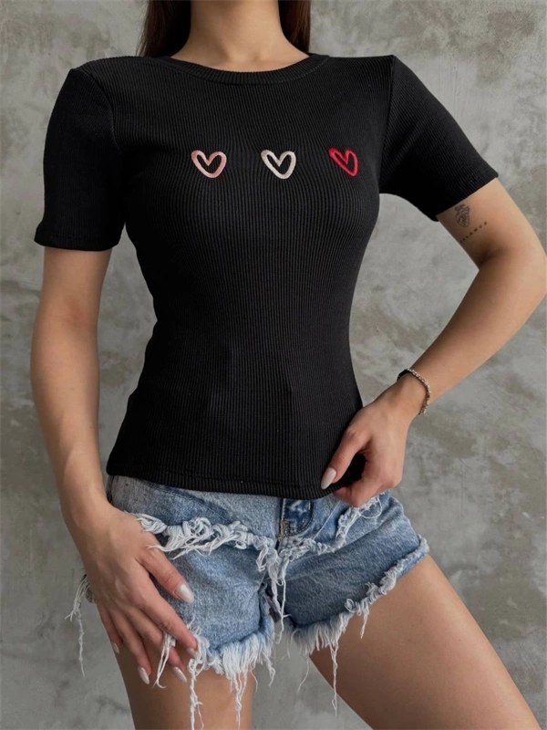 Üçlü kalp nakışlı bluz