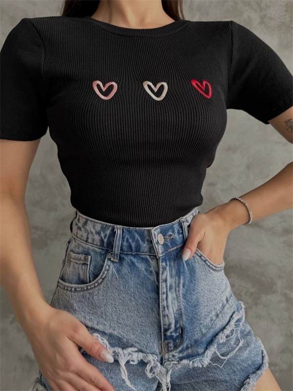 Üçlü kalp nakışlı bluz