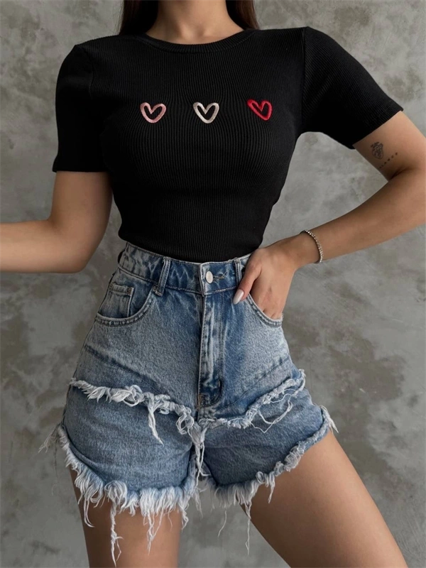 Üçlü kalp nakışlı bluz