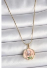 316L Çelik Gold Renk Zincir Pembe Renkli Çiçek İşlemeli İnci Detay Portre Model Kadın Kolye
