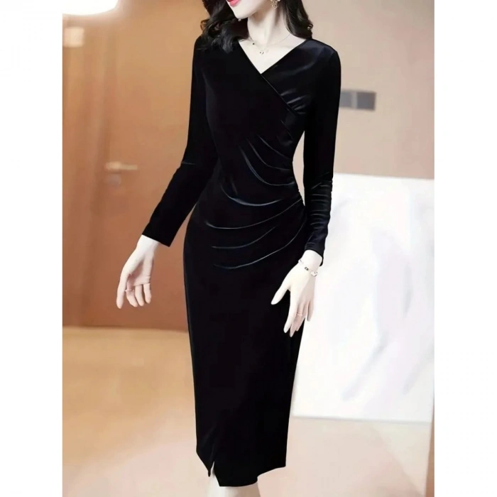 Kadın Uzun Kollu Kruvaze Yakalı Yandan Büzgülü önden çapraz Detaylı Midi Kadife Elbise