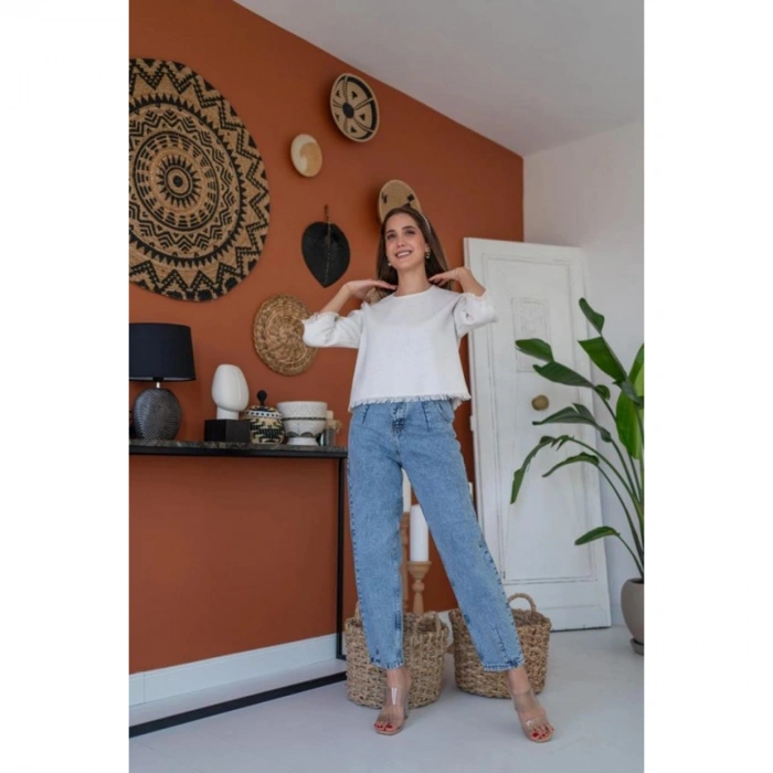 Beyaz Püskül Detaylı Bluz