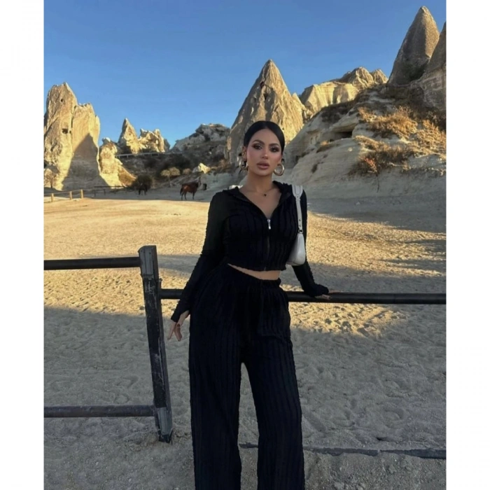 Kadın Uzun Kollu Parmak Geçme Ve Fermuar Detay Kısa Ceket Ve İspanyol Paça Pantolon Ikili Takim