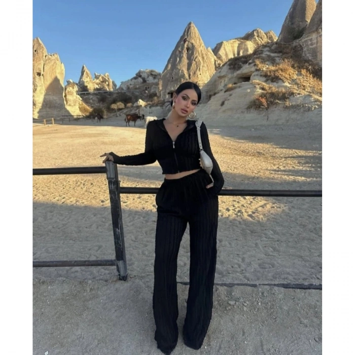 Kadın Uzun Kollu Parmak Geçme Ve Fermuar Detay Kısa Ceket Ve İspanyol Paça Pantolon Ikili Takim