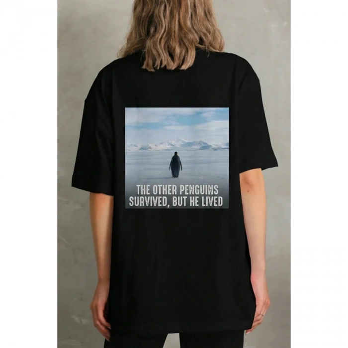 Oversize Tişört - Sırt Baskılı Survivor Penguin Temalı, Felsefi Yazılı Bisiklet Yaka Tişört - Siyah