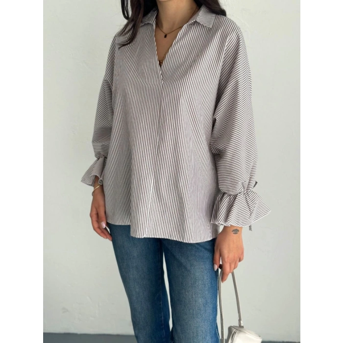 Arkası Asimetrik Yırtmaç Kesim Detaylı Cizgili Bluz Gömlek - Gri