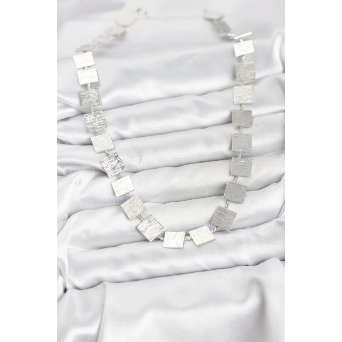 Erb Kare Plaka Model Gümüş Renk Kadın Kolye