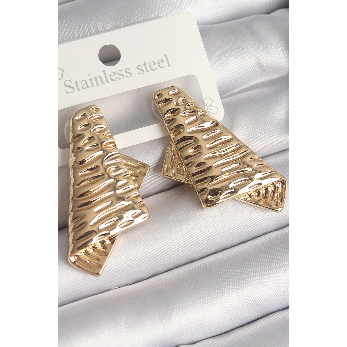 Erb Pirinç Gold Renk İşleme Detaylı Katlanmış Kare Plaka Model Kadın Küpe